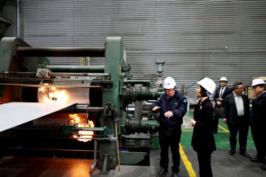 오영주 중소벤처기업부 장관이 12일 경기 화성 ㈜지제이알미늄을 방문해 생산시설을 둘러보고 있다. 사진 중소벤처기업부