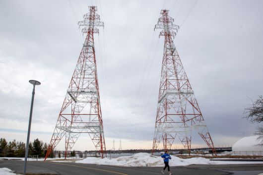 캐나다 온타리오주에 있는 발전소 인근에 미국으로 전기를 수출하는 송전탑이 있다. 로이터=연합뉴스