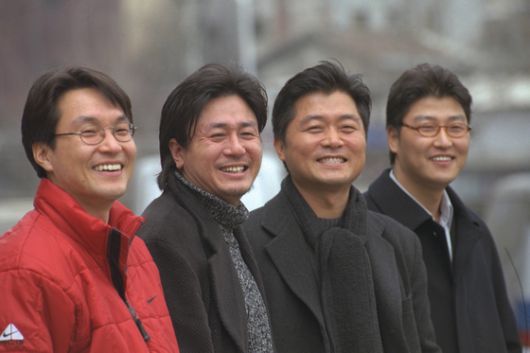 영화 '쉬리'(1999) 흥행 기념으로 한 자리에 모인 흥행 주역들. 왼쪽부터 한석규, 최민식, 강제규 감독, 송강호. 사진 중앙포토