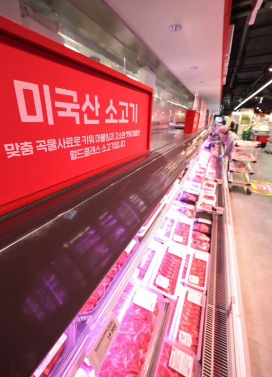 12일 서울 시내 한 대형마트에 미국산 소고기가 진열돼 있다. 연합뉴스