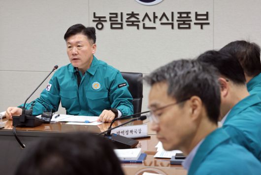 박범수 농림축산식품부 차관이 14일 정부세종청사 농식품부 재난상황실에서 전남 영암군의 한 한우농가에서 구제역이 발생한 것과 관련한 구제역 중앙사고수습본부 회의를 주재하고 있다. [연합뉴스]