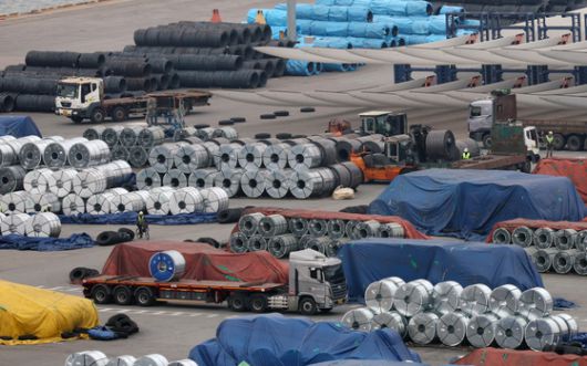 12일 경기 평택시 포승읍 평택항 수출 야적장에 철강 제품이 쌓여 있는 모습. 뉴스1