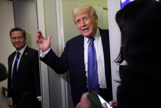 도널드 트럼프 미국 대통령이 16일(현지시간) 플로리다주 마러라고 리조트에서 백악관으로 돌아가는 대통령 전용기 안에서 취재진의 질문에 답하고 있다. 로이터=연합뉴스