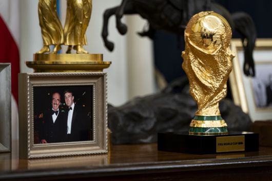 도널드 트럼프 미국 대통령의 집무실에 아버지인 프레드 트럼프와 찍은 사진, FIFA 월드컵 트로피 복제품이 전시돼있다. 2026년 7월에 북중미 월드컵이 미국과 캐나다, 멕시코에서 열린다. EPA=연합뉴스