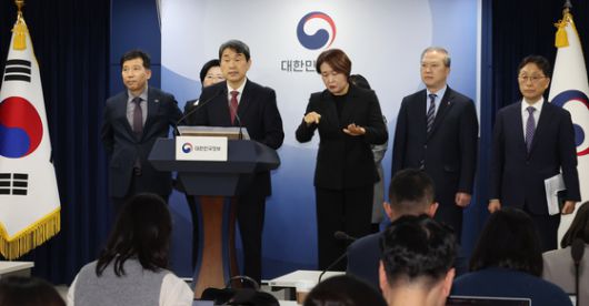 이주호 부총리 겸 교육부 장관이 의과대학 선진화를 위한 총장협의회 회장단 양오봉 전북대 총장, 이해우 동아대 총장, 한국의과대학의학전문대학원협회 이종태 이사장 등과 7일 서울 종로구 정부서울청사에서 학생 복귀 및 의대교육 정상화 브리핑을 하고 있다. 연합뉴스