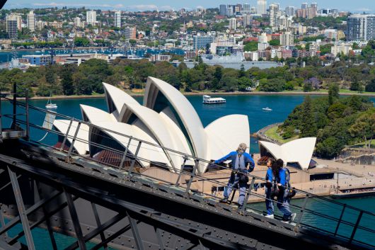 아치에 오르면 시드니의 상징인 오페라 하우스와 도심이 한눈에 들어온다. 사진 호주관광청