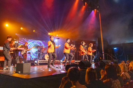 4인조 그룹 '더 식스티 포'의 공연 모습. 익숙한 올드 팝을 부르며 무대를 뜨겁게 달궜다. 최승표 기자