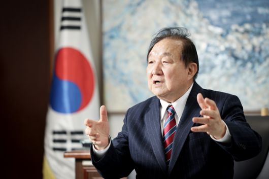 정대철 헌정회장이 6일 오후 국회 헌정회에서 중앙일보와 인터뷰를 하고 있다. 전민규 기자. 2025.01.06.