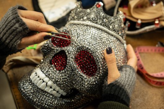 스와로브스키 크리스털이 촘촘히 박힌 해골 모양의 가면. 사진 시티 오브 드림스