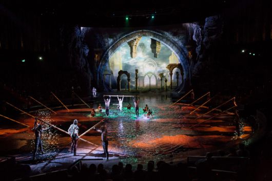 화려한 곡예가 어우러진 ‘하우스 오브 댄싱 워터’ 한 장면. 사진 시티 오브 드림스