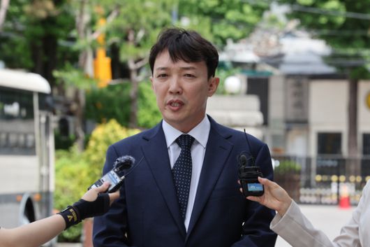 이정섭 대전고검 검사가 지난해 8월 헌법재판소로 들어가며 입장을 밝히고 있다. 연합뉴스