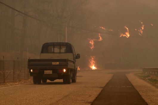 경북 의성군 대형 산불 발생 이틀째인 지난 23일 의성군 산불 현장 인근 마을에서 주민들이 대피 준비를 하고 있다. 연합뉴스