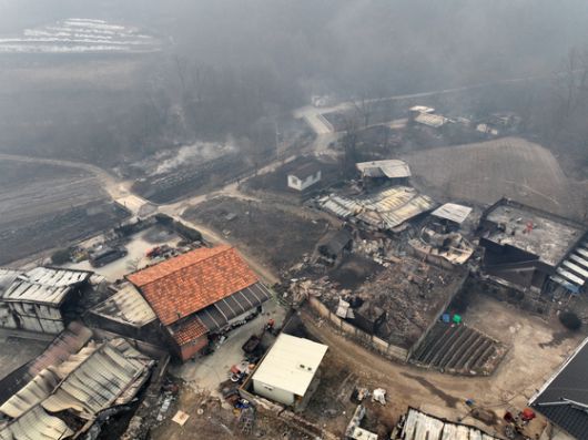 지난 22일 의성군 안평면 괴산리 야산 정상에서 발생한 불이 건조한 날씨 속에 강풍을 타고 전방위로 확산돼 안동에 이어 청송까지 번지고 있다.