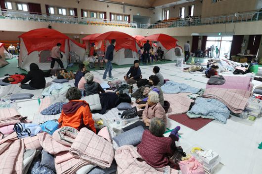 지난 25일 오후 경북 안동 전역에 강풍이 불어 산불이 급속도로 확산하는 가운데 안동 전 시민에게 대피령이 내려져 도로 곳곳이 통제되자 남례문 인근 중심 도로가 차량으로 정체되고 있다. 뉴스1