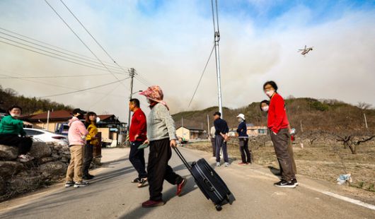 경북 의성 산불 확산으로 영양군에 대피 명령이 내려진 가운데 26일 오전 경북 영양군 영양읍 영양군민회관에 인근 주민들이 대피해 있다. 뉴스1
