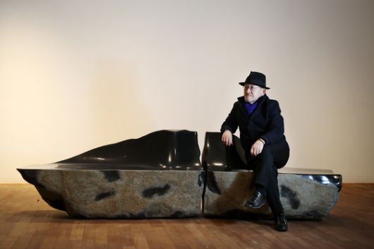 지난 2021년 서울 가나아트에서 열린 개인전에서 자신이 디자인한 벤치에 앉은 최병훈 작가. 신인섭 기자