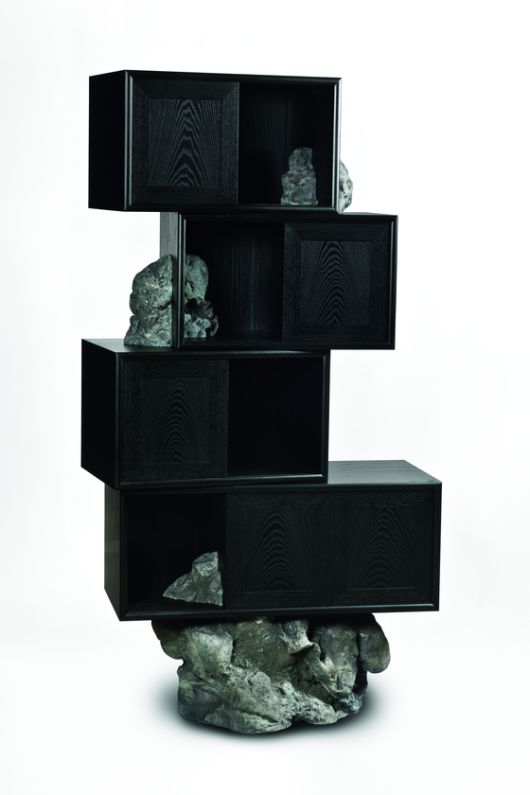 최병훈, '태초의 잔상(Afterimage of beginning) 024 620', 2024, 물푸레나무에 블랙 우레탄, 알루미늄, 자연석. [시진 최병훈 작가 제공]