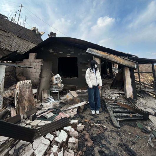 김이듬 시인이 불에 탄 경북 영덕 석리의 집 앞에 서있다. 사진 김이듬 인스타그램