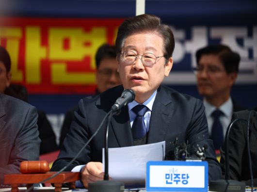 이재명 더불어민주당 대표가 31일 서울 종로구 광화문 앞 더불어민주당 천막당사에서 열린 최고위원회의에서 발언하고 있다.연합뉴스