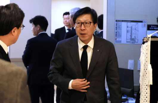 2일 오후 부산 해운대구 해운대백병원 장례식장에 차려진 장제원 전 국회의원 빈소에 박형준 부산시장이 조문하기 위해 들어오고 있다. 연합뉴스