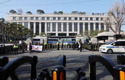 지난달 6일 서울 종로구 헌법재판소 앞에서 경찰이 질서유지 및 경비 업무를 하고 있다. 경찰은 선고 전후로 며칠간 외부인이 헌재에 접근하지 못하도록 차벽으로 주변을 '진공 상태'로 만들 계획이다. [뉴스1]