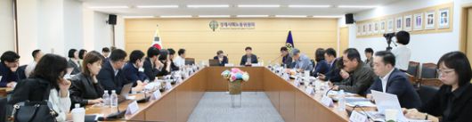 28일 오전 서울 중구 경사노위 대회의실에서 열린 '인공지능(AI)과 노동 연구회 6차 회의'에서 참석자들이 토론하고 있다.