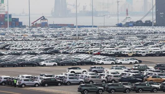 도널드 트럼프 미국 대통령이 외국산 자동차에 대한 25％ 관세 부과를 공식화한 27일 경기도 평택항에 수출용 자동차들에 세워져 있는 모습. 연합뉴스