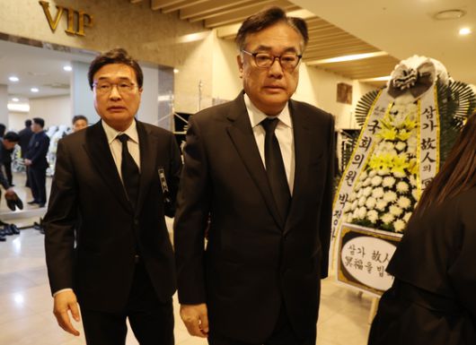 정진석 대통령 비서실장이 2일 부산 해운대구 해운대백병원 장례식장에 마련된 고 장제원 전 국회의원의 빈소를 방문 조문 한 뒤 김대식 수석대변인의 배웅을 받으며 나서고 있다. 송봉근 기자