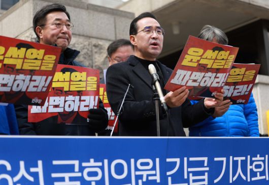 박홍근 더불어민주당 의원 등 4~6선 국회의원들이 30일 서울 종로구 헌법재판소 앞에서 윤석열 대통령 파면을 촉구하는 긴급 기자회견을 하고 있다. 뉴시스