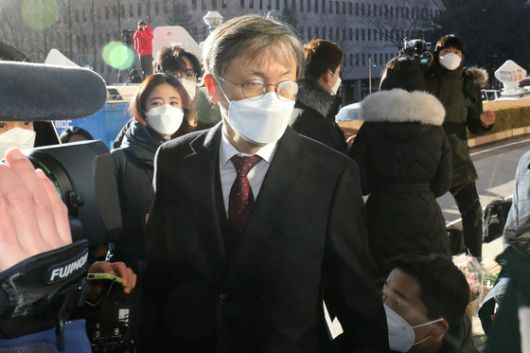 한동수 대검 감찰부장이 2020년 12월 윤석열 당시 검찰총장의 징계 여부 및 수위를 결정할 법무부 검사징계위원회에 참석하기 위해 과천 법무부 청사에 들어서고 있다. 그는 윤 대통령의 검찰총장 시절 그와 사사건건 맞섰던 숙적 중 한 명이었다. 강정현기자