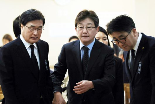 2일 오후 부산 해운대구 해운대백병원 장례식장에 차려진 장제원 전 국회의원 빈소에 유승민 전 의원이 조문한 뒤 빈소를 나서고 있다. 연합뉴스