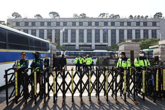 윤석열 대통령 탄핵심판 선고일이 결정된 1일 서울 종로구 헌법재판소 앞에서 경찰들이 경비를 서고 있다. 김종호 기자