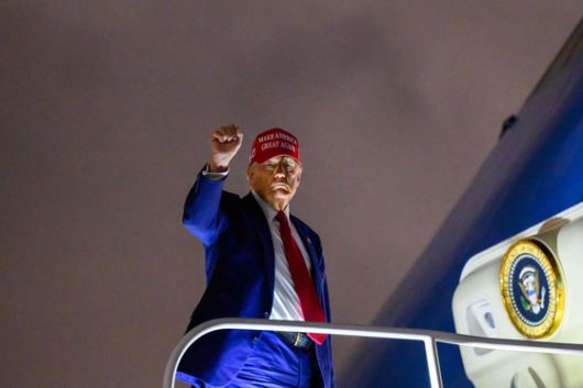 지난 3일 도널드 트럼프 미국 대통령이 플로리다 마이애미 공항에서 대통령 전용기에 오르고 있다. AFP=연합뉴스