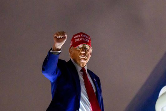 도널드 트럼프 미국 대통령이 3일(현지시간) 미국 플로리다 마이애미에서 전용기에 탑승하고 있다. AFP=연합뉴스