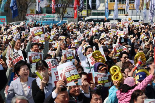 윤석열 대통령의 파면이 결정된 4일 오전 광주 동구 5·18민주광장에서 시민들이 환호하고 있다. 뉴시스