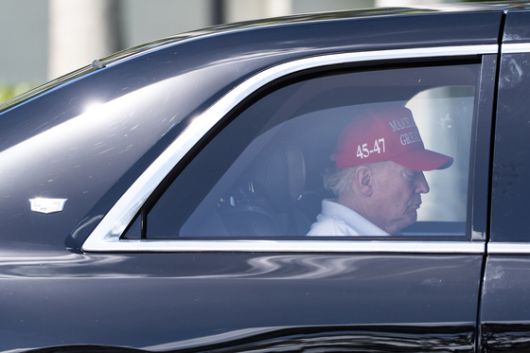 상호관세 발표 이틀 뒤인 지난 4일 자신의 사저가 있는 미국 플로리다에서 골프를 즐기고 나온 도널드 트럼프 미국 대통령. AP=연합뉴스