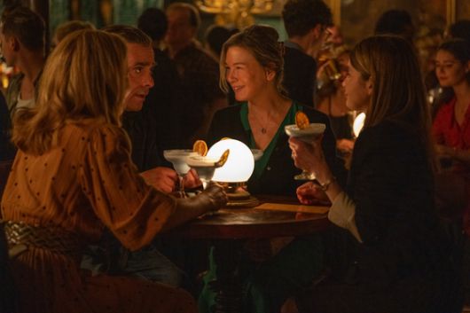 24년이 지나도 함께 울고 웃어주는 브리짓(가운데)의 친구들. 유일한 남사친이자 게이인 톰은 히트곡 1곡을 내고 은퇴한 가수. 20여년이 지나 그의 히트곡이 30초 분량의 릴스로 주목받았단 설정이 추가됐다. 사진 유니버셜 픽쳐스