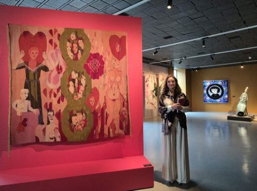 2025 한나 리겐 트리엔날레의 표제작 '엄마의 심장'(1947) 앞에 선 잉그리드 루난 총감독. 트론헤임=권근영 기자