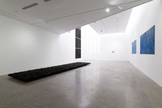 숯과 흙, 씨앗을 재료로 한 작품 '네번째 물'이 바닥에 설치된 대구 리안갤러리 전시장. [사진 리안갤러리]