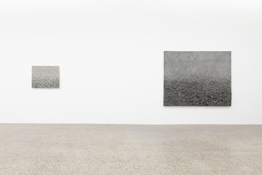 대구 리안갤러리 전시장. 이진우 작가의 숯과 한지 작품의 표면은 메말라 보이지만 그 아래 '물이 흐른다'는 작가의 상상을 깔고 있다. 생명을 품은 거친 대지의 형태를 닮았다. [사진 리안갤러리]