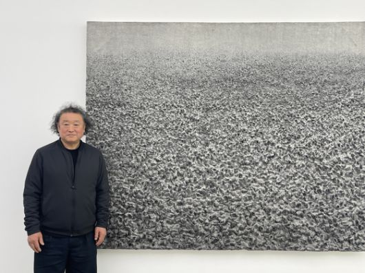 대구 리안갤러리 전시장에서 작품 앞에 선 이진우 작가. [사진 이은주 문화선임기자]