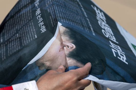 4일 오후 서울 종로구 서십자각터 인근에서 한 시민이 윤석열 전 대통령의 파면 소식을 담은 신문 호외를 보고 있다. 뉴스1