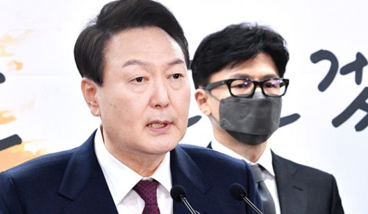 2022년 4월 13일 당시 윤석열 대통령 당선인이 서울 종로구 통의동 대통령직인수위원회 브리핑룸에서 2차 국무위원 후보 및 대통령 비서실장 인선 발표를 하고 있는 모습. 오른쪽은 법무부 장관에 내정된 한동훈 당시 사법연수원 부원장. 중앙포토