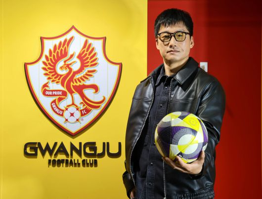 광주 FC를 ACLE 8강으로 이끈 이정효 감독은 요즘 한국 축구에서 가장 핫한 인물이다. 그는 거침없는 언변을 뽐내며 "8강전에서도 용기 있게 부딪힐 것"이라고 선언했다. 장정필 객원기자