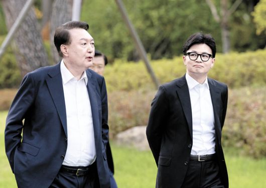 지난해 10월 21일 당시 윤석열 대통령이 서울 용산 대통령실에서 한동훈 국민의힘 대표를 만나 대화하며 차담 장소로 이동하고 있는 모습. 연합뉴스