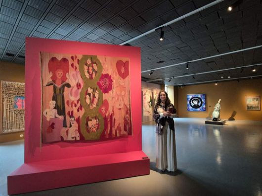 트리엔날레 표제작 ‘엄마의 심장’ 앞에 선 루난 총감독. 권근영 기자