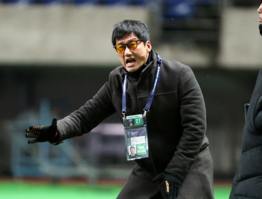 열정적으로 지시하는 이정효 감독. [연합뉴스]