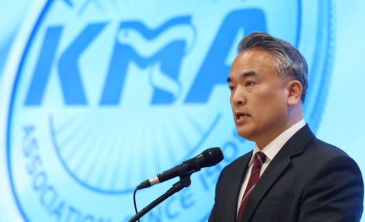 김택우(왼쪽) 대한의사협회 회장과 박단 의협 부회장(대한전공의협의회 비상대책위원장)이 지난달 10일 서울 여의도 국회에서 열린 의료현장 정상화를 위한 정책 토론회에서 전공의 발언을 듣고 있다. 뉴시스