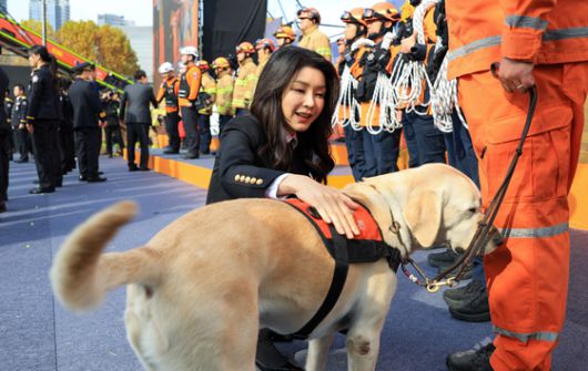 2023년 11월 9일 ‘소방의 날’ 기념식에서 구조견을 쓰다듬는 김여사. 김현동 기자
