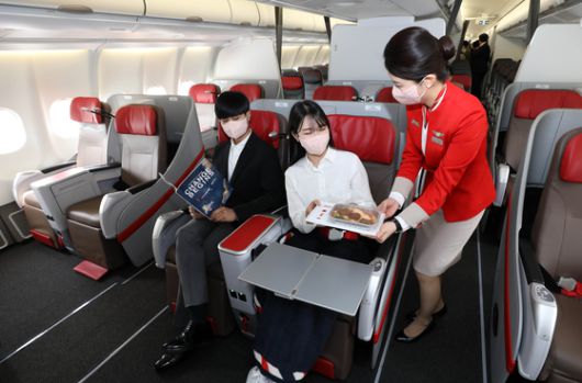 최근 티웨이항공은 구독형 회원제인 '티웨이플러스'를 선보였다. OTT처럼 구독료를 내면 항공권을 살 때 쓸 수 있는 할인 쿠폰을 받고, 좌석 지정, 위탁 수하물 등 혜택을 누릴 수 있다. 연합뉴스